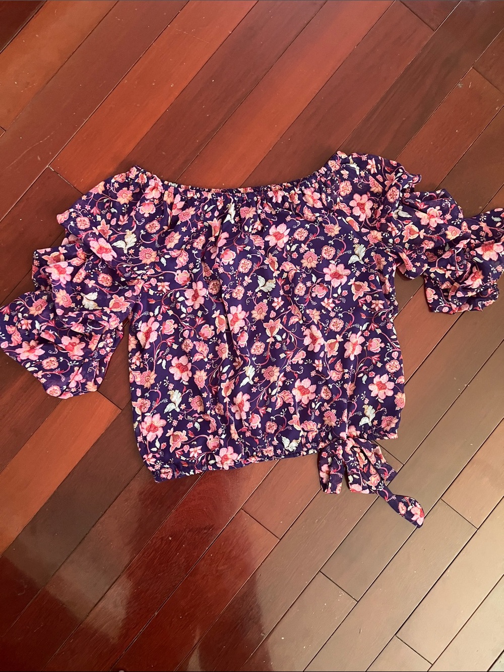 CeCe Floral Off-Shoulder Tie-Hem Top in Purple florals size L